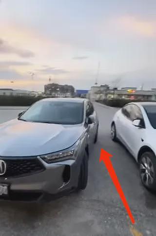 加国大妈乱停车!华人男子小惩大戒引爆8分钟骂战,被喊“滚回你的国家”(视频/组图) - 5