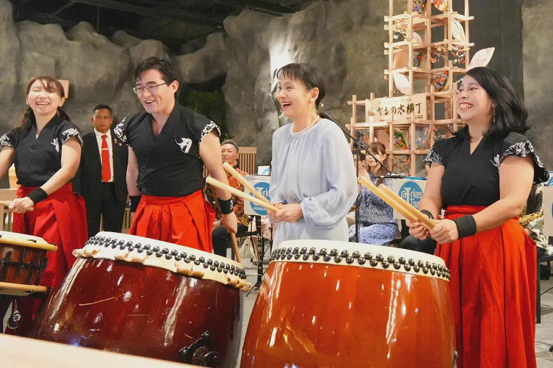 日本首相夫人外交着装被骂上热搜！网友怒批像没穿内衣一样，甚至还没化妆（组图） - 10