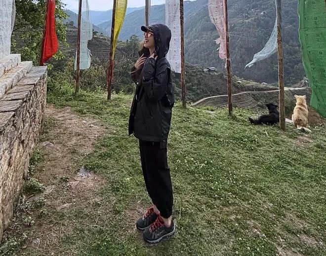 章泽天晒不丹徒步照片：与杨天真搂抱合照很欢乐，素颜自拍状态佳（组图） - 3