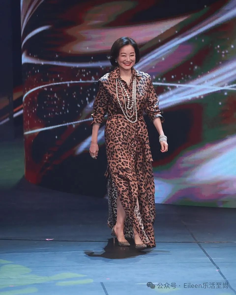 被渣35年又再同台？前夫走低顶级女大佬却为何比女神闺蜜还美？（组图） - 1