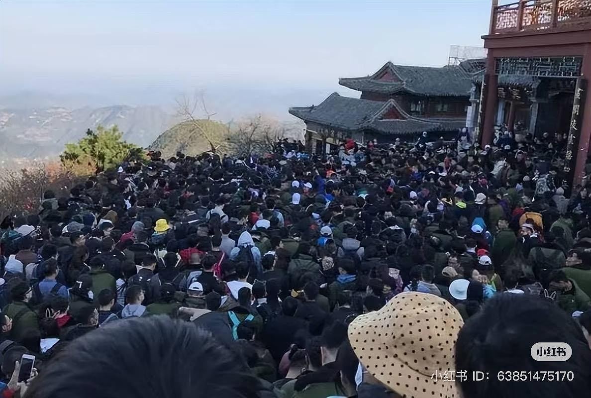 五一游客挤爆泰山陪爬2天赚2千，业者：像十万天兵攻南天门（组图） - 2