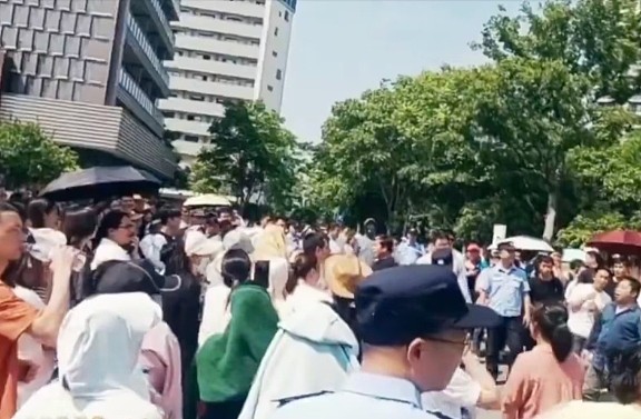 乌镇“生迪光电”倒闭，逾千员工抗议有人被抓！前员工：已欠薪半年（组图） - 1