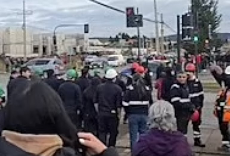 7.4级强震突袭!2.7米海啸逼近,紧急下令全面撤离,千人逃亡塞爆马路......(组图) - 3