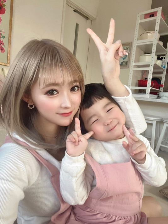 网红少女15岁怀孕生娃、每天睡3小时赚钱带娃、养不上班的老公:你以为的“好路”正在拖你入深渊(组图) - 1