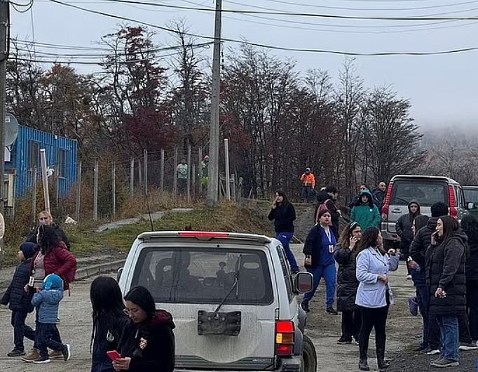 7.4级强震突袭!2.7米海啸逼近,紧急下令全面撤离,千人逃亡塞爆马路......(组图) - 5