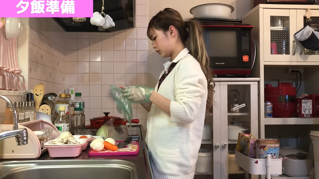 网红少女15岁怀孕生娃、每天睡3小时赚钱带娃、养不上班的老公:你以为的“好路”正在拖你入深渊(组图) - 4