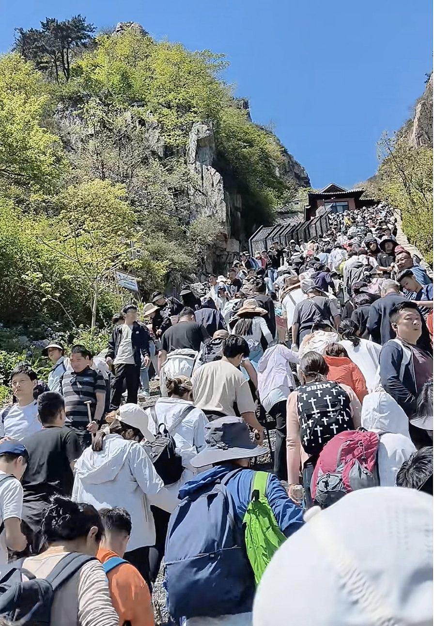 五一游客挤爆泰山陪爬2天赚2千，业者：像十万天兵攻南天门（组图） - 6
