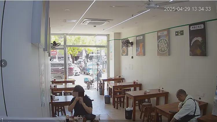 时尚女子吃完馄饨，疑将擦嘴纸扔进调味罐引热议！事发当晚还比剪刀手，自称“心情爆爽”（组图） - 1