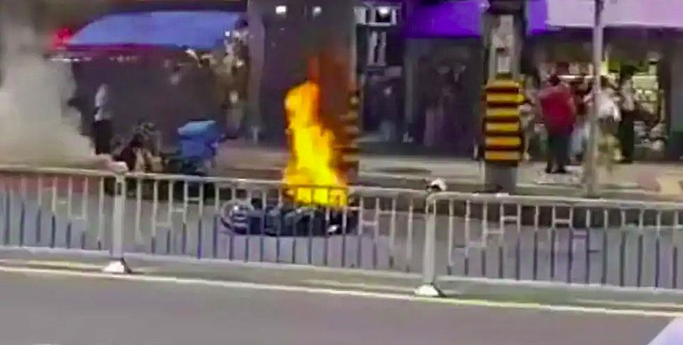 重庆54岁汉当街点燃自驾电单车酿2伤！警方：欲寻衅滋事被控制（视频/组图） - 1