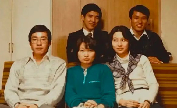 日本首相夫人外交着装被骂上热搜！网友怒批像没穿内衣一样，甚至还没化妆（组图） - 13