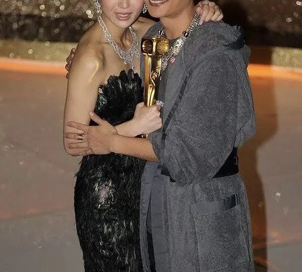 胡杏儿婚姻亮红灯，网友喊话黄宗泽求复合？（组图） - 2