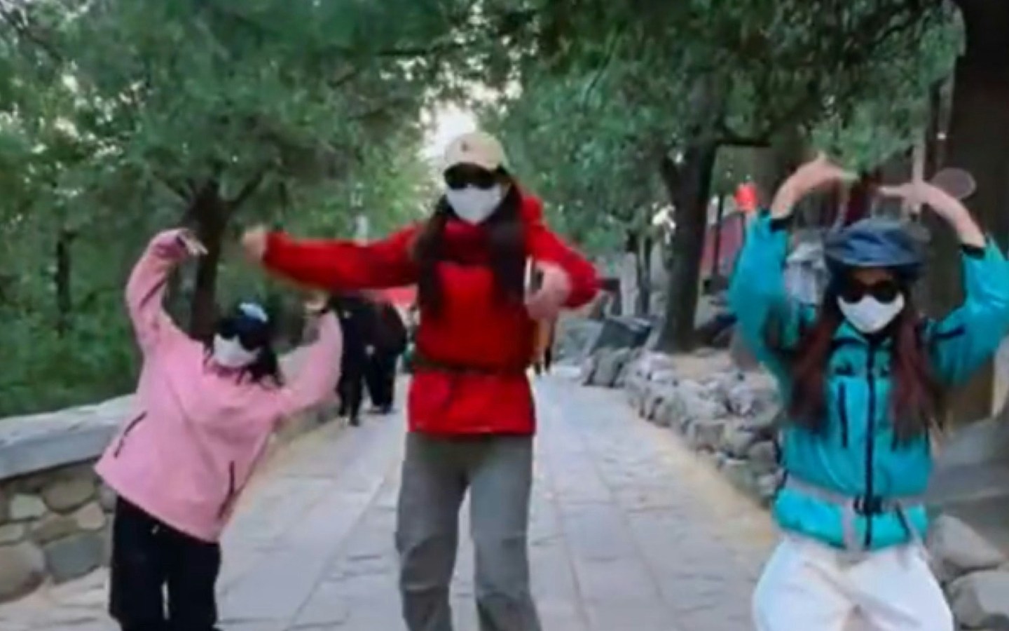 五一游客挤爆泰山陪爬2天赚2千，业者：像十万天兵攻南天门（组图） - 8