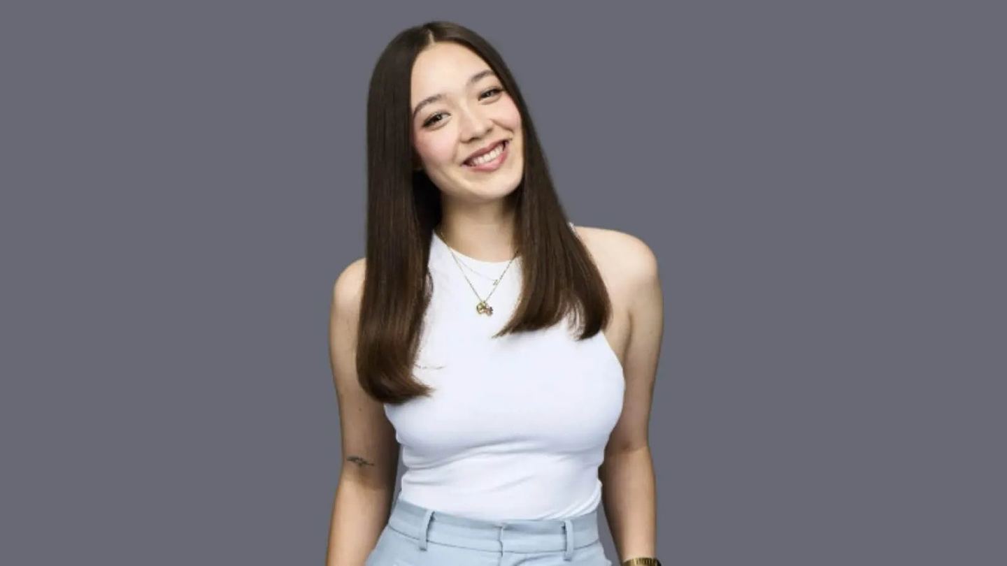 澳洲电台女DJ貌美声甜，听众发现一问题起疑，惊揭主持不是人（组图） - 1