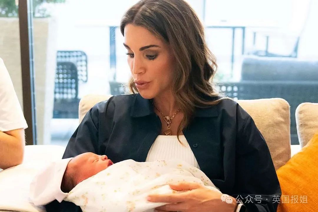 中东王室最美强惨太子妃?沙特豪门千金入宫2年,经历丧父怀孕暴瘦生女!如今带娃复出状态大回春(组图) - 22