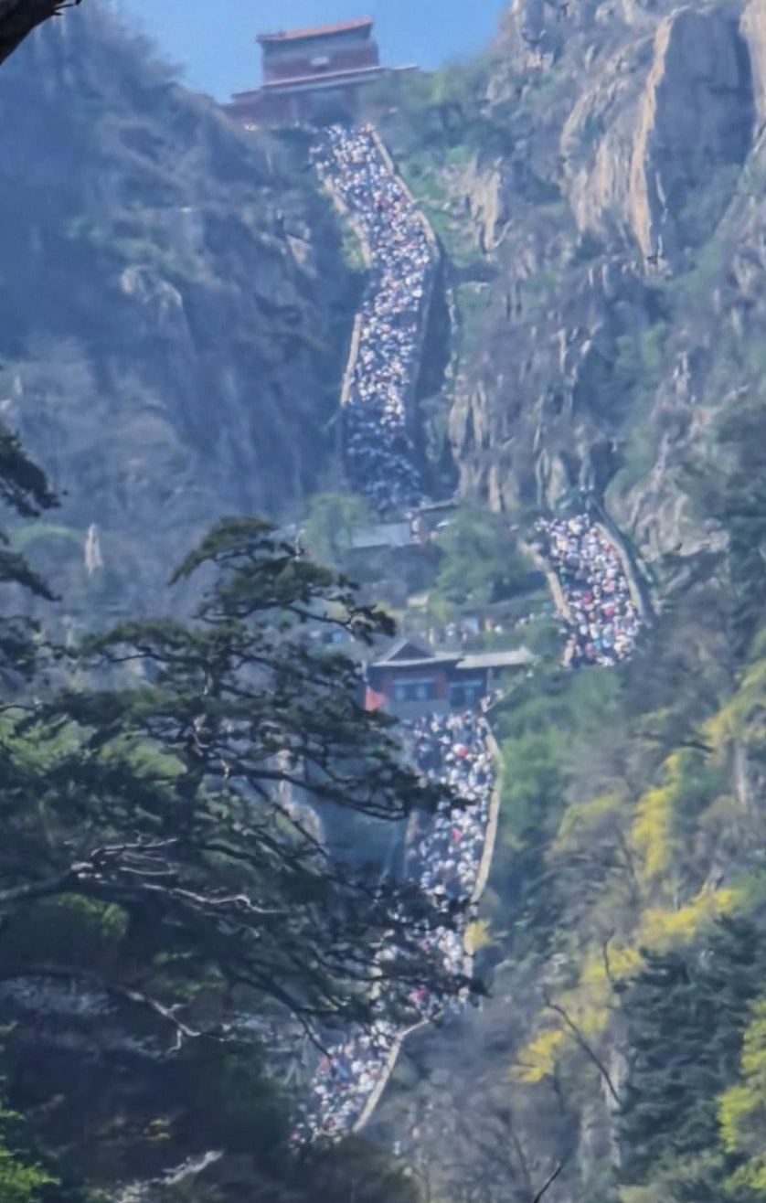 五一游客挤爆泰山陪爬2天赚2千，业者：像十万天兵攻南天门（组图） - 7