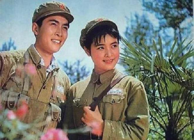 唐国强和壮丽近照曝光！61岁壮丽一身藏蓝长裙，头发乌黑浓密（组图） - 4