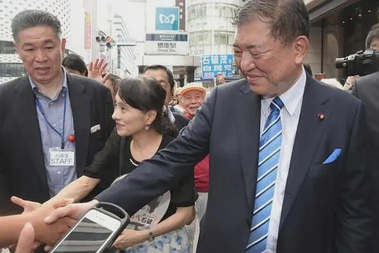 日本首相夫人外交着装被骂上热搜！网友怒批像没穿内衣一样，甚至还没化妆（组图） - 17