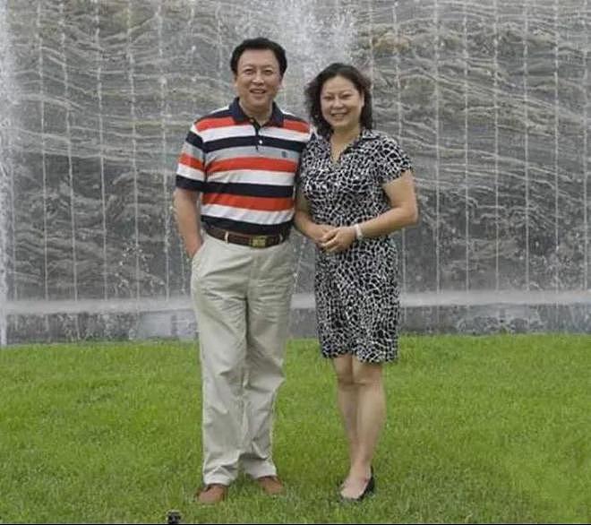 唐国强和壮丽近照曝光！61岁壮丽一身藏蓝长裙，头发乌黑浓密（组图） - 1