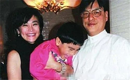 诞私生子震惊全城？与已婚男三人行当街调情，做恶婆婆遭报应儿子患怪病，新婚4个月被老公赶出家门？（组图） - 35