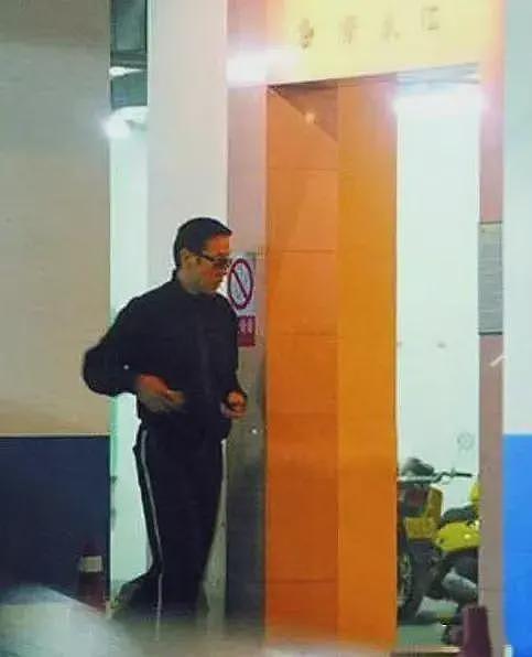 人前正经人后疯狂，靠美貌同多个男人传绯闻，左小青嫁入豪门终成空（组图） - 19