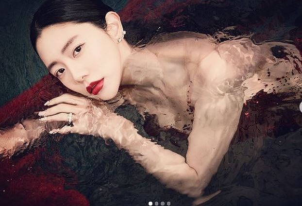 一丝不挂,亚洲第一美女用水波遮挡,全网暴动(组图) - 1
