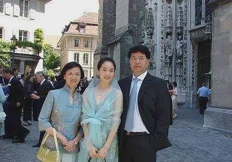 人前正经人后疯狂，靠美貌同多个男人传绯闻，左小青嫁入豪门终成空（组图） - 28