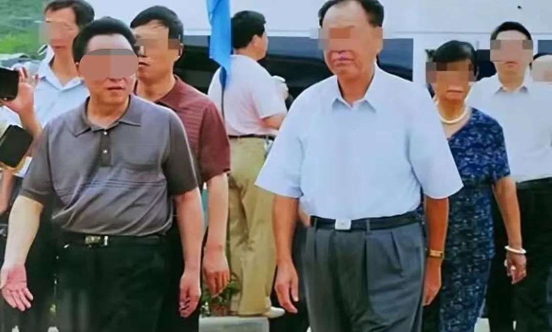 富豪养多个“老婆”每晚要“翻牌侍寝”?从劳动模范到全国通缉他都经历了什么?(组图) - 6