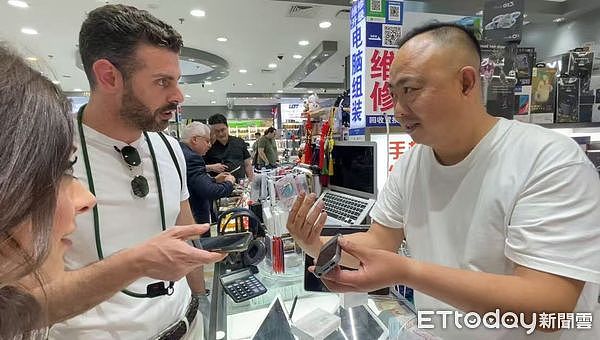 外国客五一扎堆游中国,澳洲男子赞故宫雄伟,意大利妹子:北京物价好便宜(组图) - 5