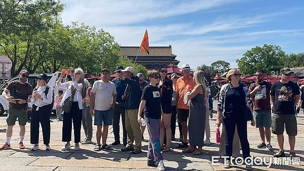 外国客五一扎堆游中国,澳洲男子赞故宫雄伟,意大利妹子:北京物价好便宜(组图) - 1