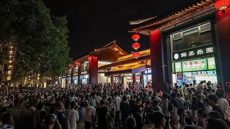 酒店爆满,游客求助文旅局,最后免费住进局长家!多地景点“约满、售罄”,敦煌多个景区关闭(组图) - 2