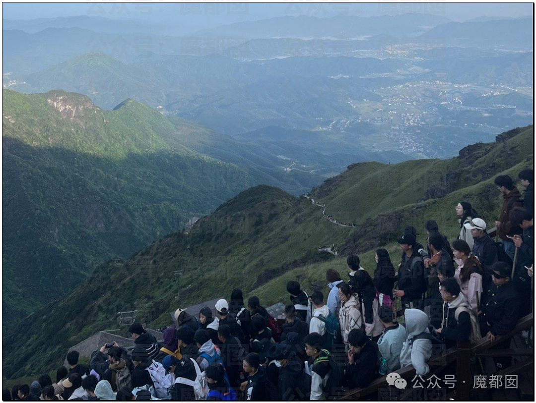 五一假期末尾更疯狂!国内景区人流量再攀高峰,心肝脾肺肾都挤出来(视频/组图) - 37