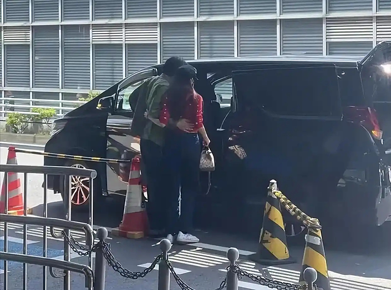 林志玲东京被偶遇，和日本老公搂腰撒狗粮，颜值差距大但感情甜蜜（组图） - 4