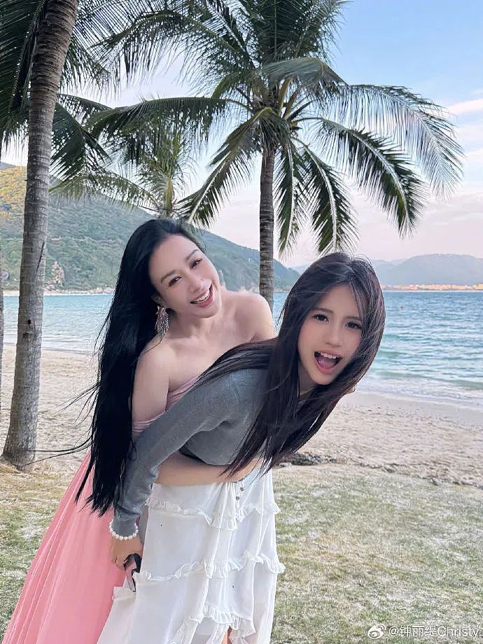 看到钟丽缇三个女儿同框，才明白女儿要怎么养……（组图） - 25