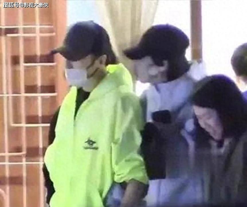 王菲谢霆锋再秀恩爱，十指紧扣甜如初恋！网友：这才是爱情最好的模样（组图） - 1