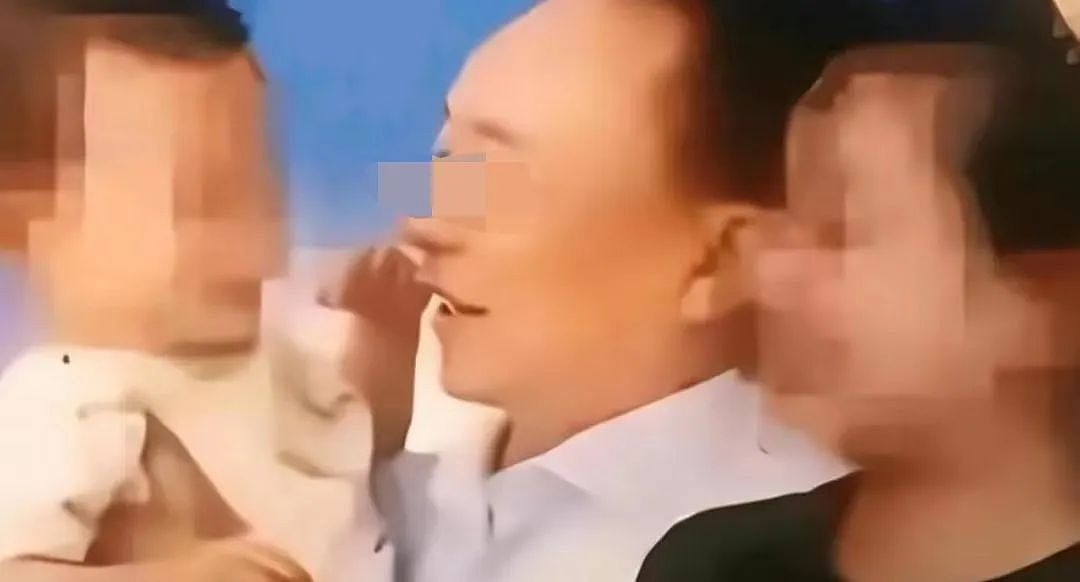 富豪养多个“老婆”每晚要“翻牌侍寝”?从劳动模范到全国通缉他都经历了什么?(组图) - 9