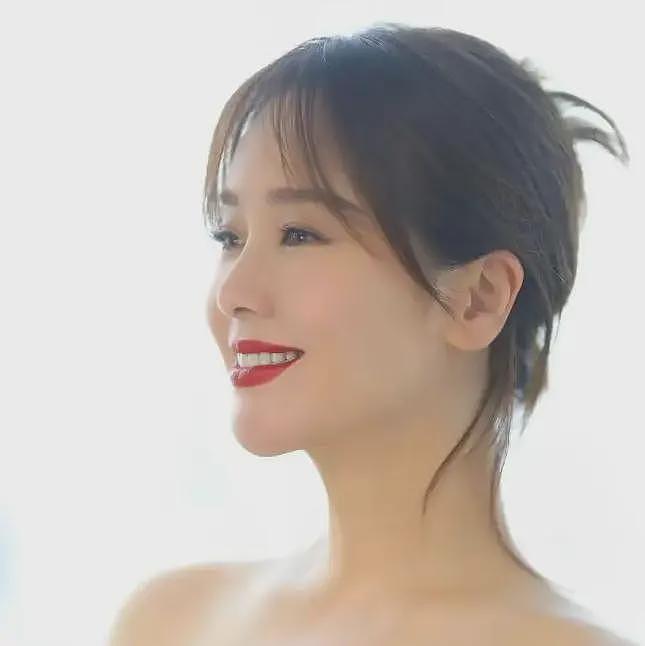 人前正经人后疯狂，靠美貌同多个男人传绯闻，左小青嫁入豪门终成空（组图） - 3