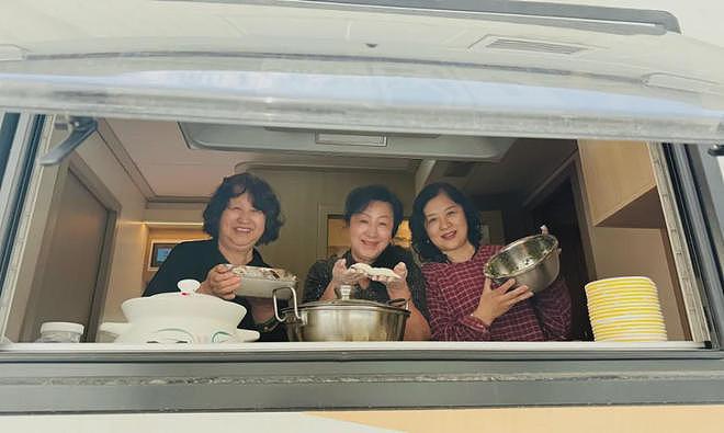 明星过五一：黄晓明家人探班，李小璐贾乃亮带娃出游，戚薇飞日本（组图） - 3