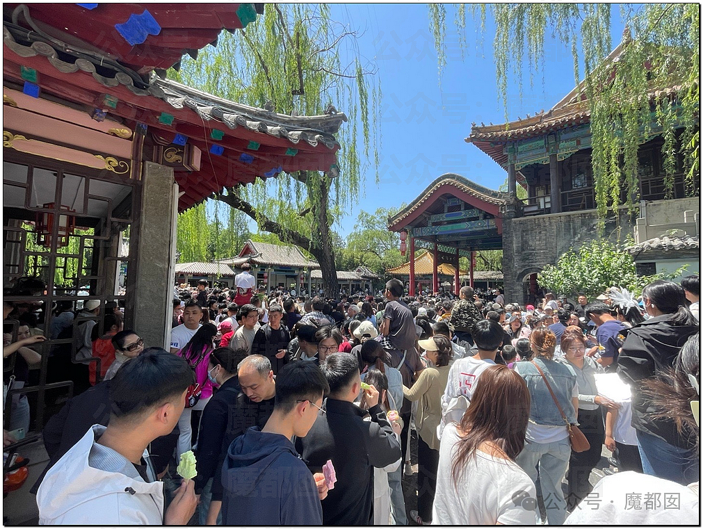 五一假期末尾更疯狂!国内景区人流量再攀高峰,心肝脾肺肾都挤出来(视频/组图) - 115