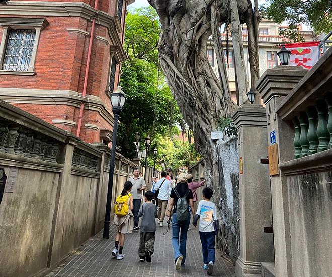 明星过五一：黄晓明家人探班，李小璐贾乃亮带娃出游，戚薇飞日本（组图） - 32