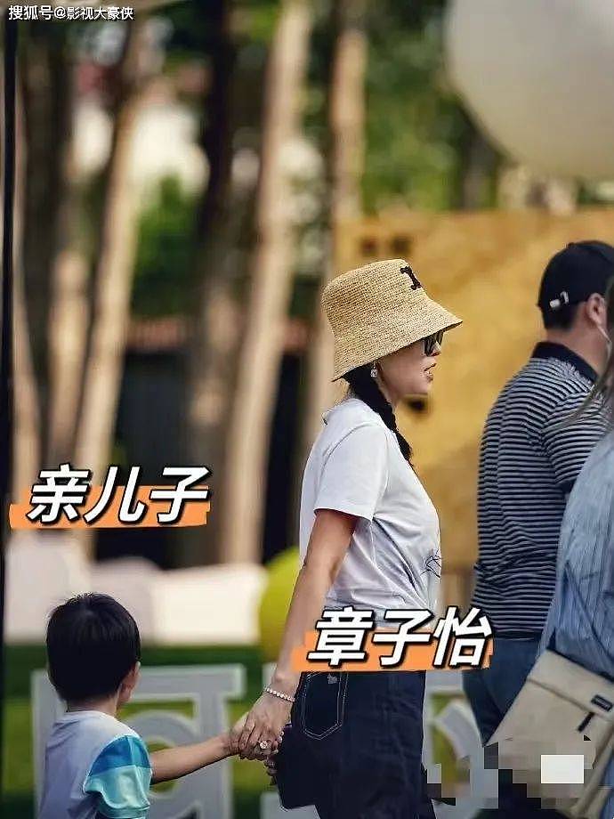 章子怡接儿子放学被拍，4岁醒醒帅成小男神，网友：这基因太强大了（组图） - 2