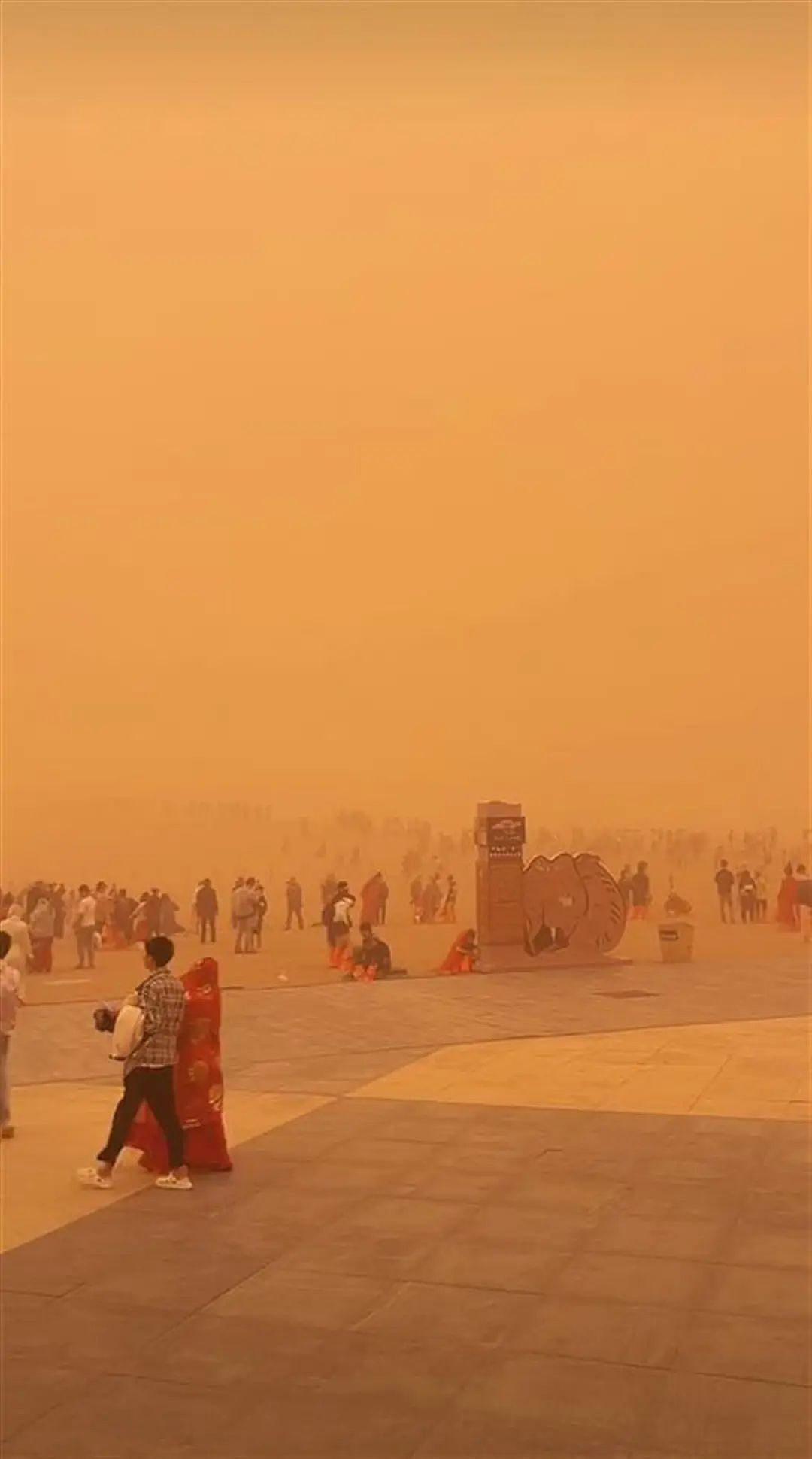 酒店爆满,游客求助文旅局,最后免费住进局长家!多地景点“约满、售罄”,敦煌多个景区关闭(组图) - 13