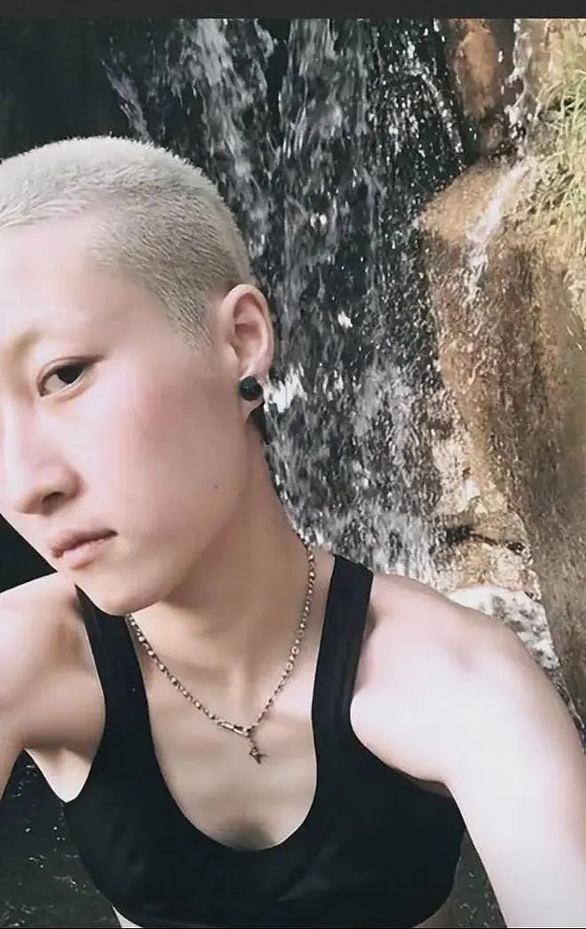 “小龙女”吴卓林,爹不疼,妈不爱,被同性伴侣抛弃,现在如何了(组图) - 5