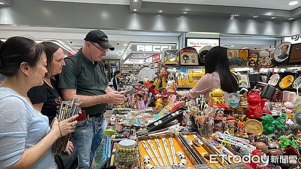 外国客五一扎堆游中国,澳洲男子赞故宫雄伟,意大利妹子:北京物价好便宜(组图) - 9