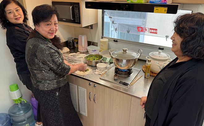 明星过五一：黄晓明家人探班，李小璐贾乃亮带娃出游，戚薇飞日本（组图） - 4