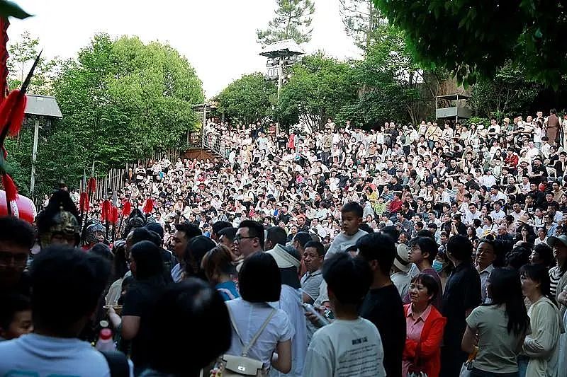 酒店爆满,游客求助文旅局,最后免费住进局长家!多地景点“约满、售罄”,敦煌多个景区关闭(组图) - 1