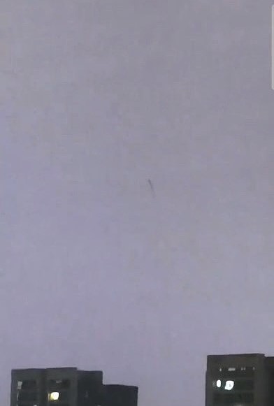 西安惊现“飞龙在天”?雷雨夜出现条状不明飞行物, 官方:无法解释(视频/组图) - 1