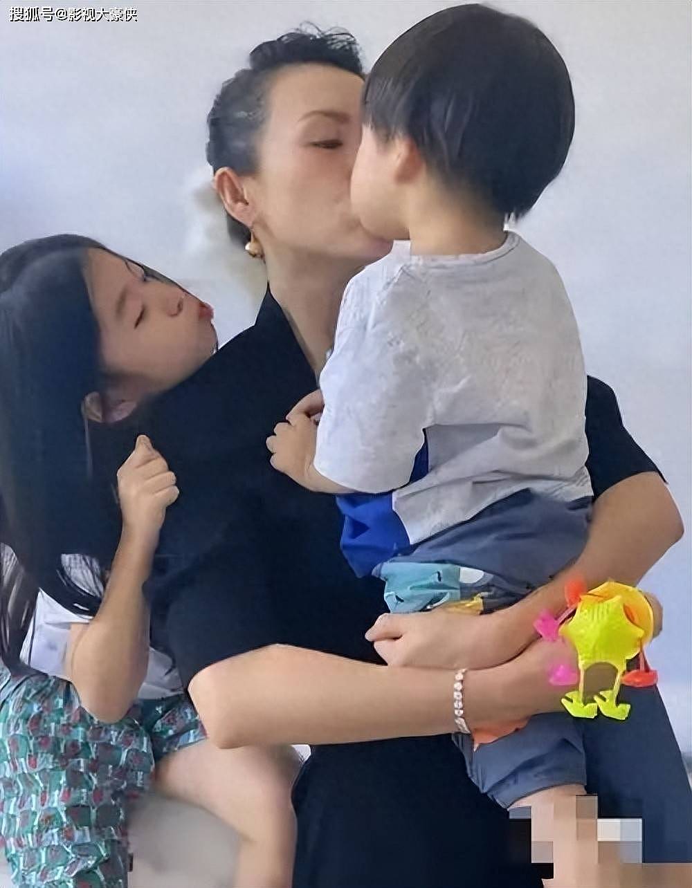 章子怡接儿子放学被拍，4岁醒醒帅成小男神，网友：这基因太强大了（组图） - 1