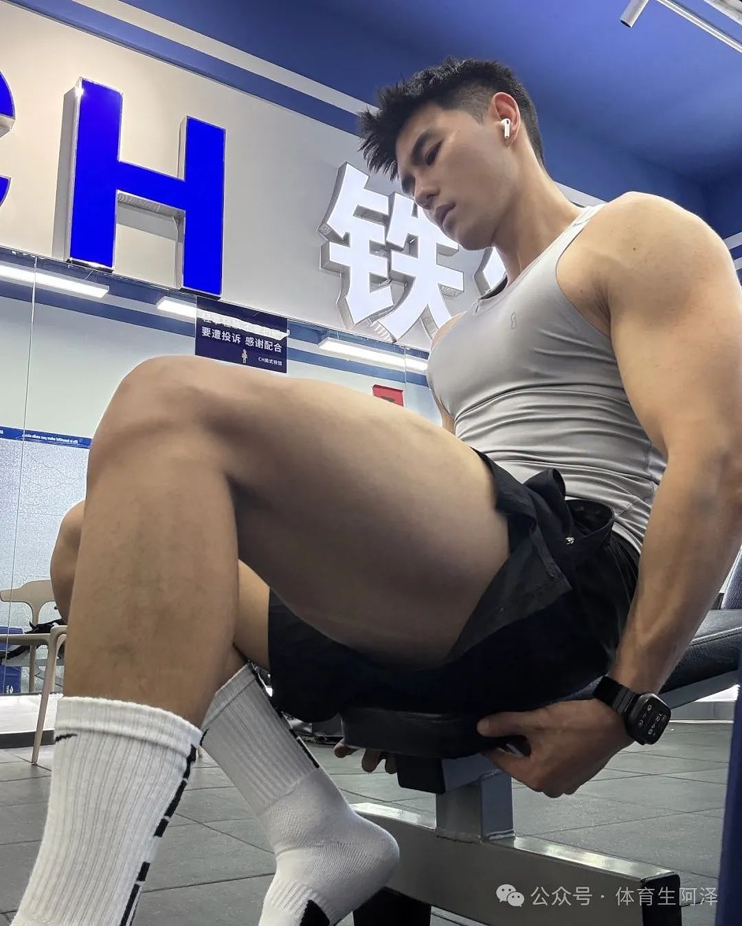 【帅哥】粗腿大包黑皮体育生,网友辣评:一眼就找到自己的位置了....(组图) - 4