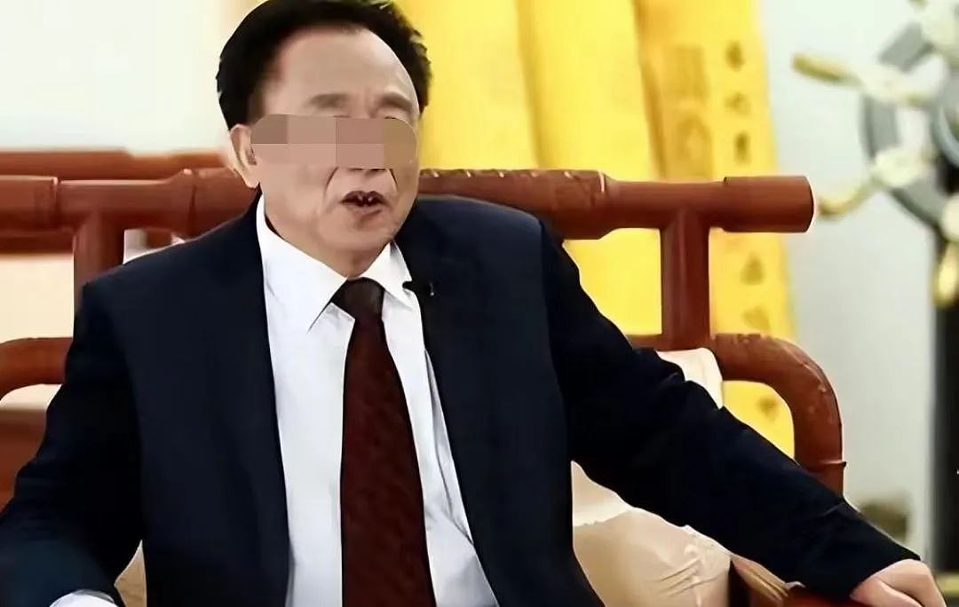 富豪养多个“老婆”每晚要“翻牌侍寝”?从劳动模范到全国通缉他都经历了什么?(组图) - 4