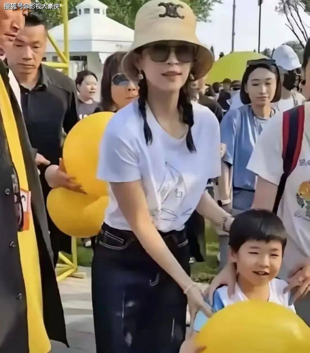 章子怡接儿子放学被拍，4岁醒醒帅成小男神，网友：这基因太强大了（组图） - 6
